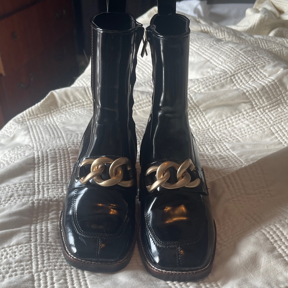 Elegant Black Boots with Chain Detail